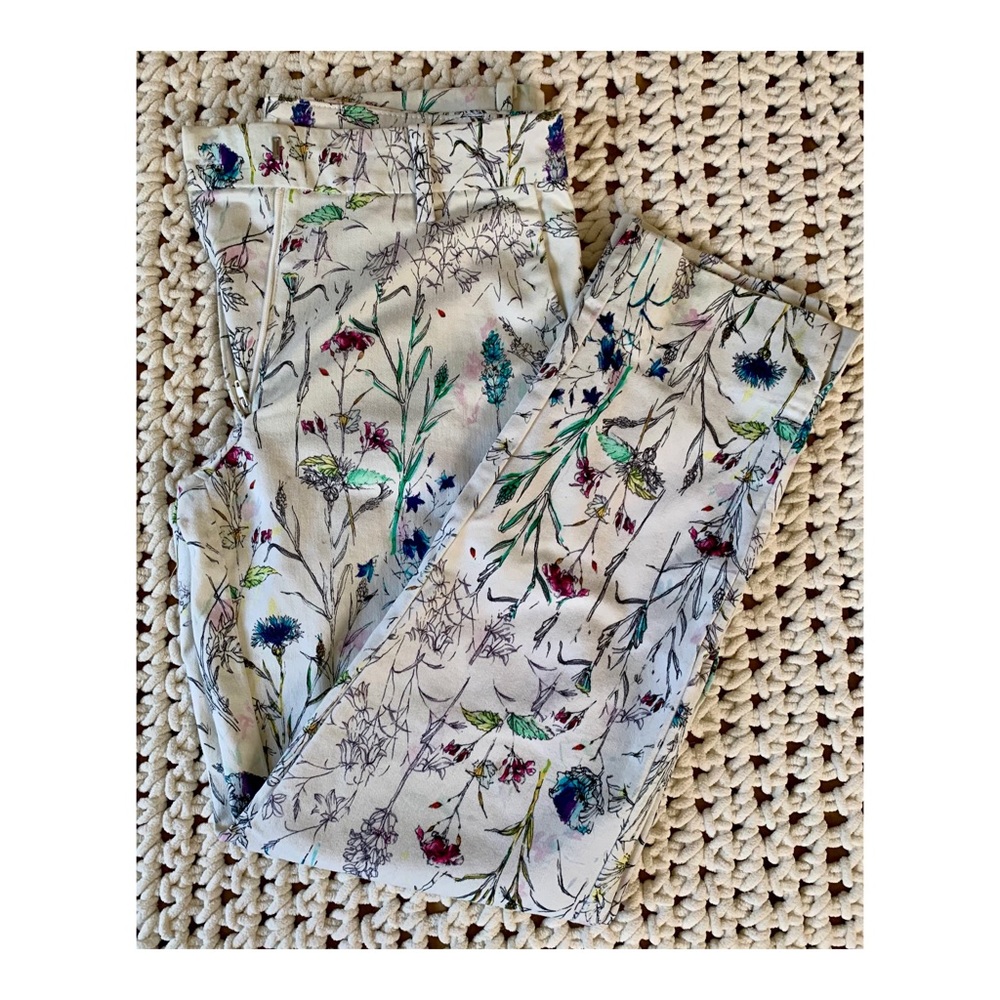 Adorable floral cropped slacks- super stretchy!